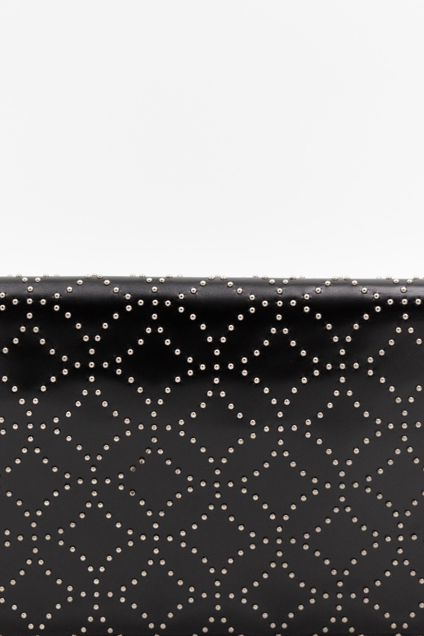 Pochette in pelle nera con borchie Alaïa