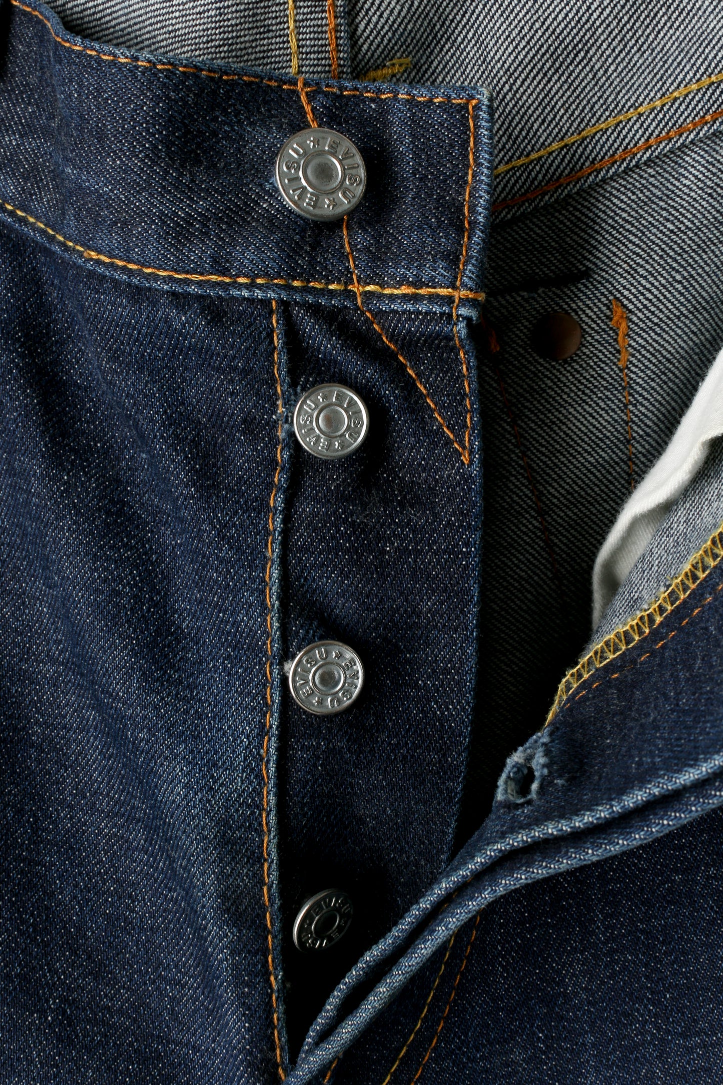Jeans Evisu in denim cimosato