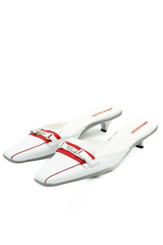 Mules Prada in pelle bianca con dettaglio rosso