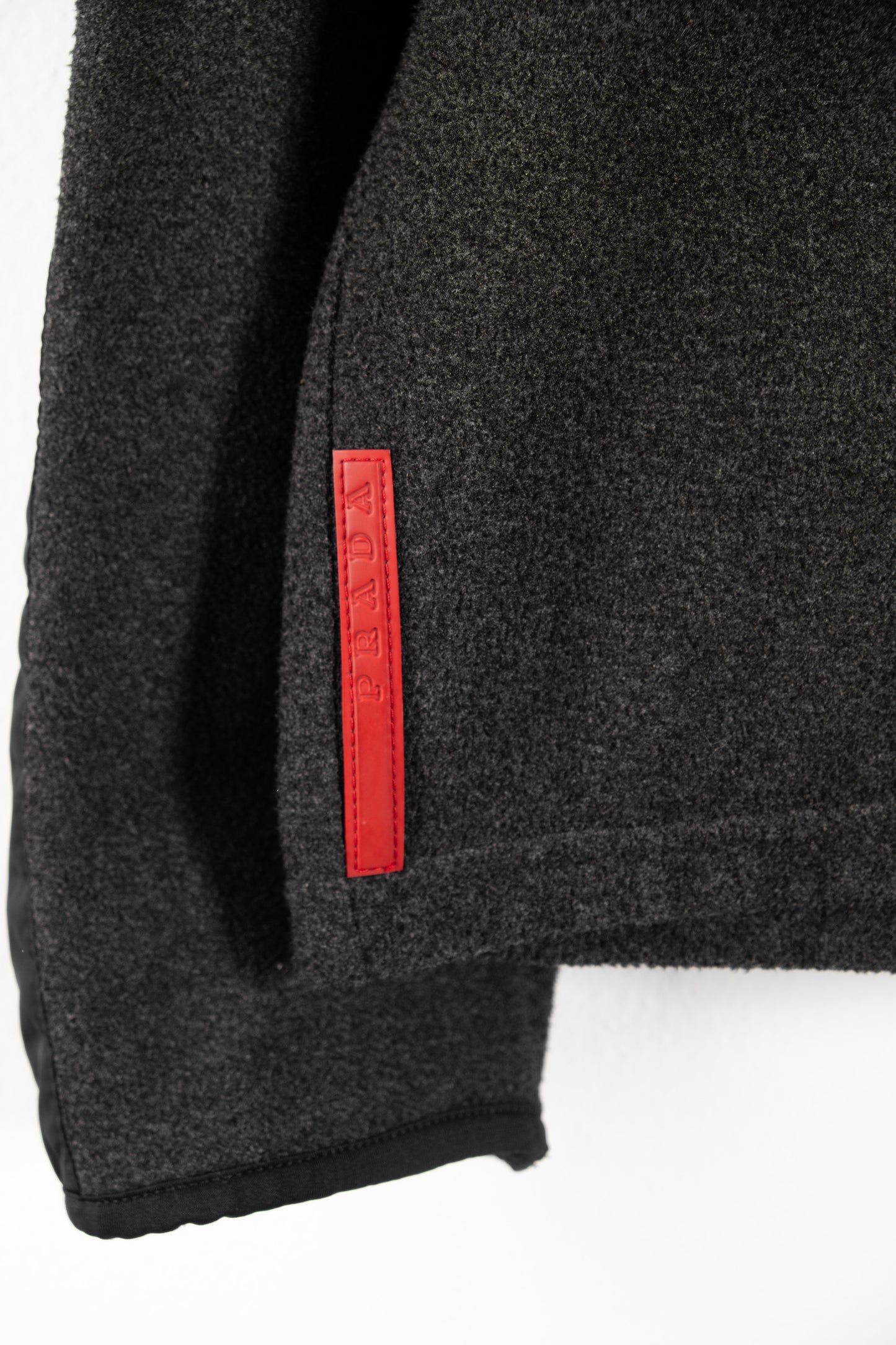 Felpa con cappuccio grigio scuro Prada Linea Rossa da uomo