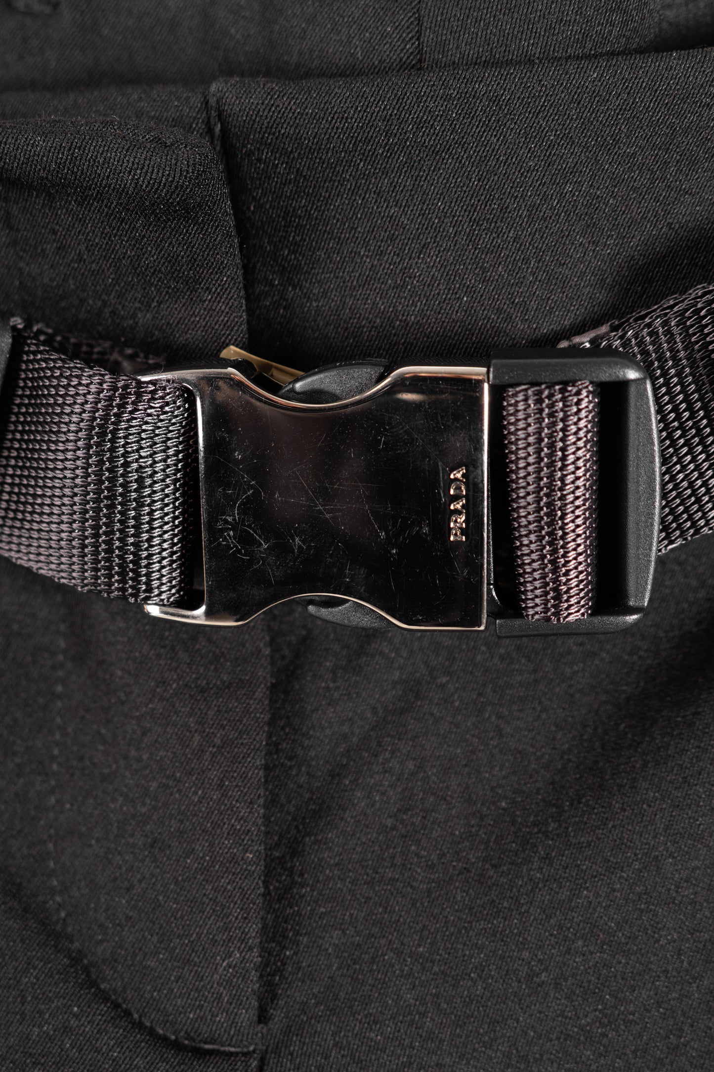Pantaloni neri con cintura Prada da donna