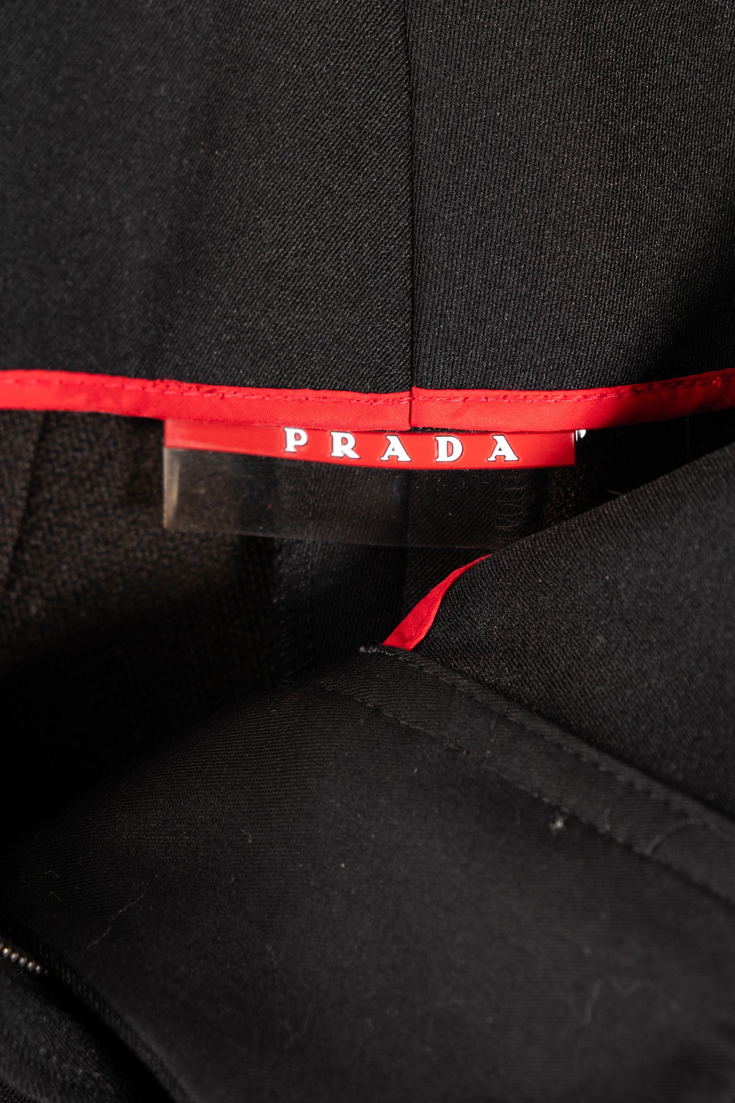 Pantaloni neri con cintura Prada da donna