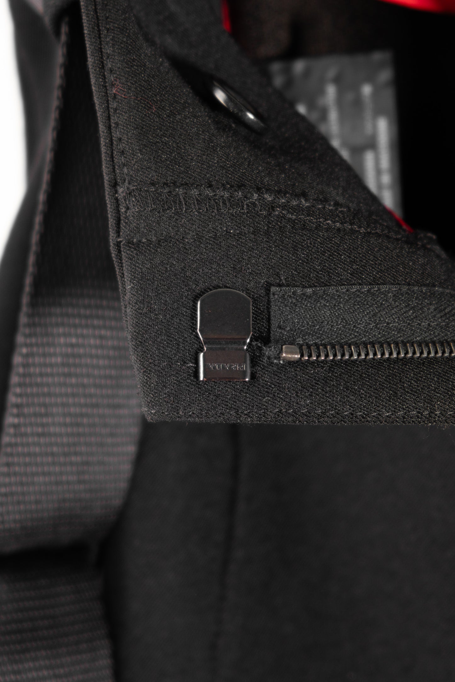 Pantaloni neri con cintura Prada da donna
