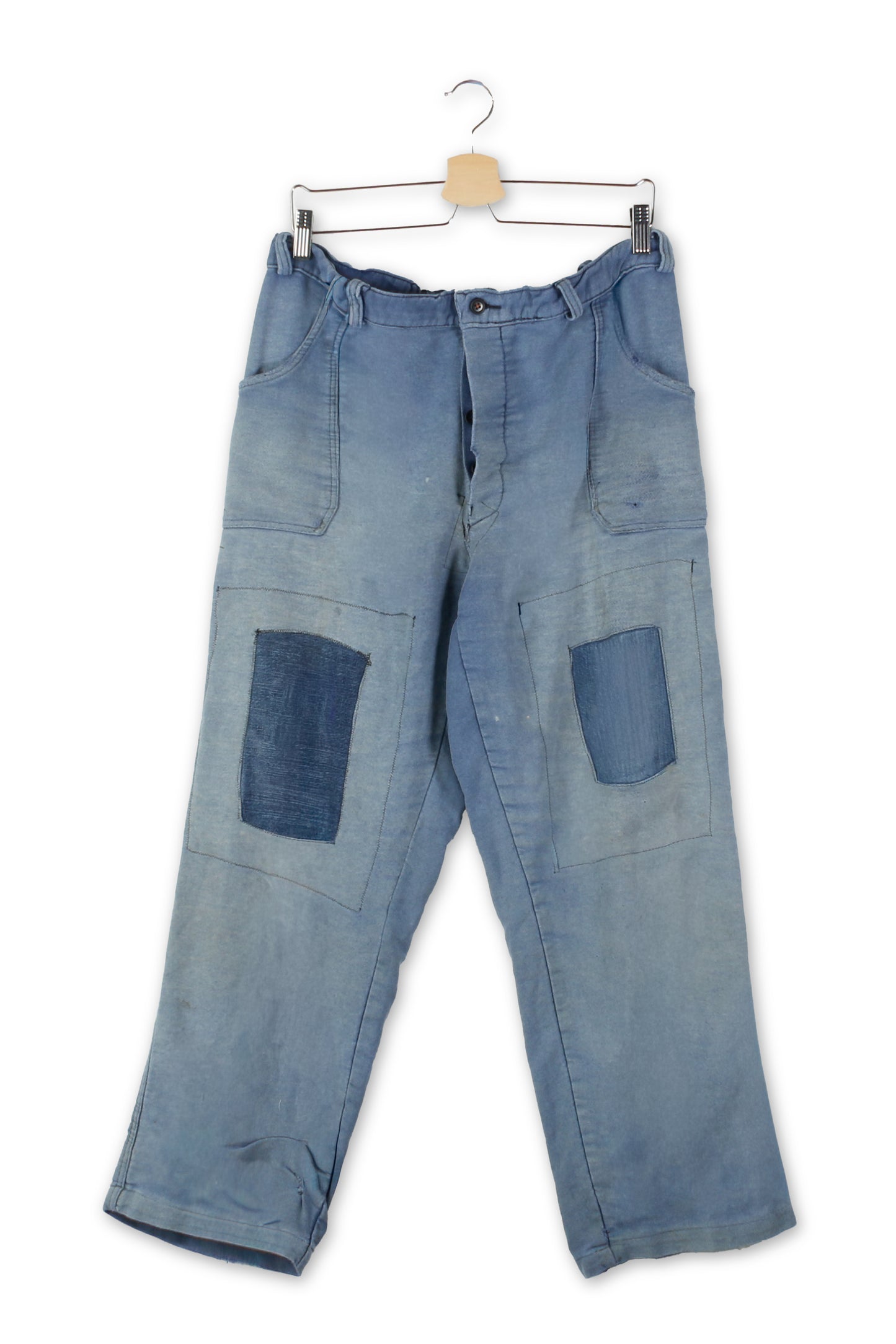 Pantaloni da lavoro riparati con toppe