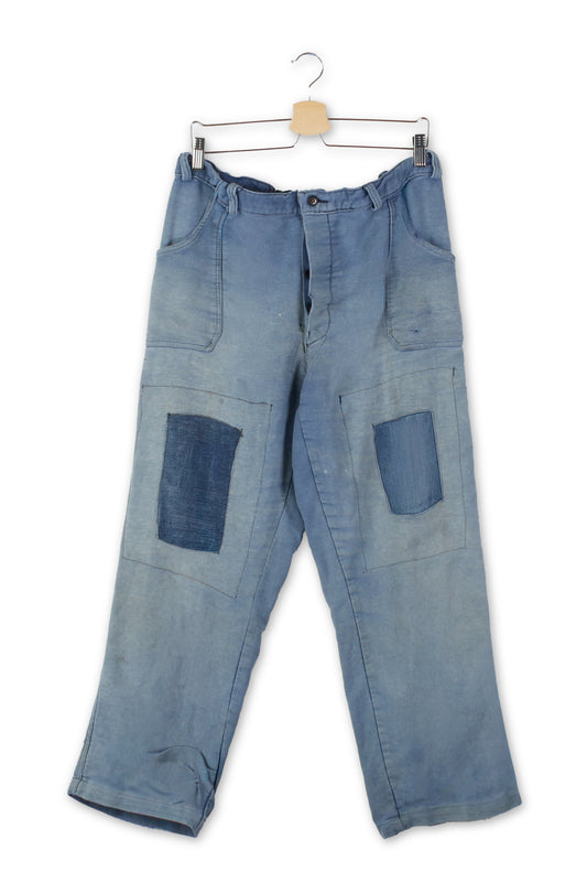 Pantaloni da lavoro riparati con toppe