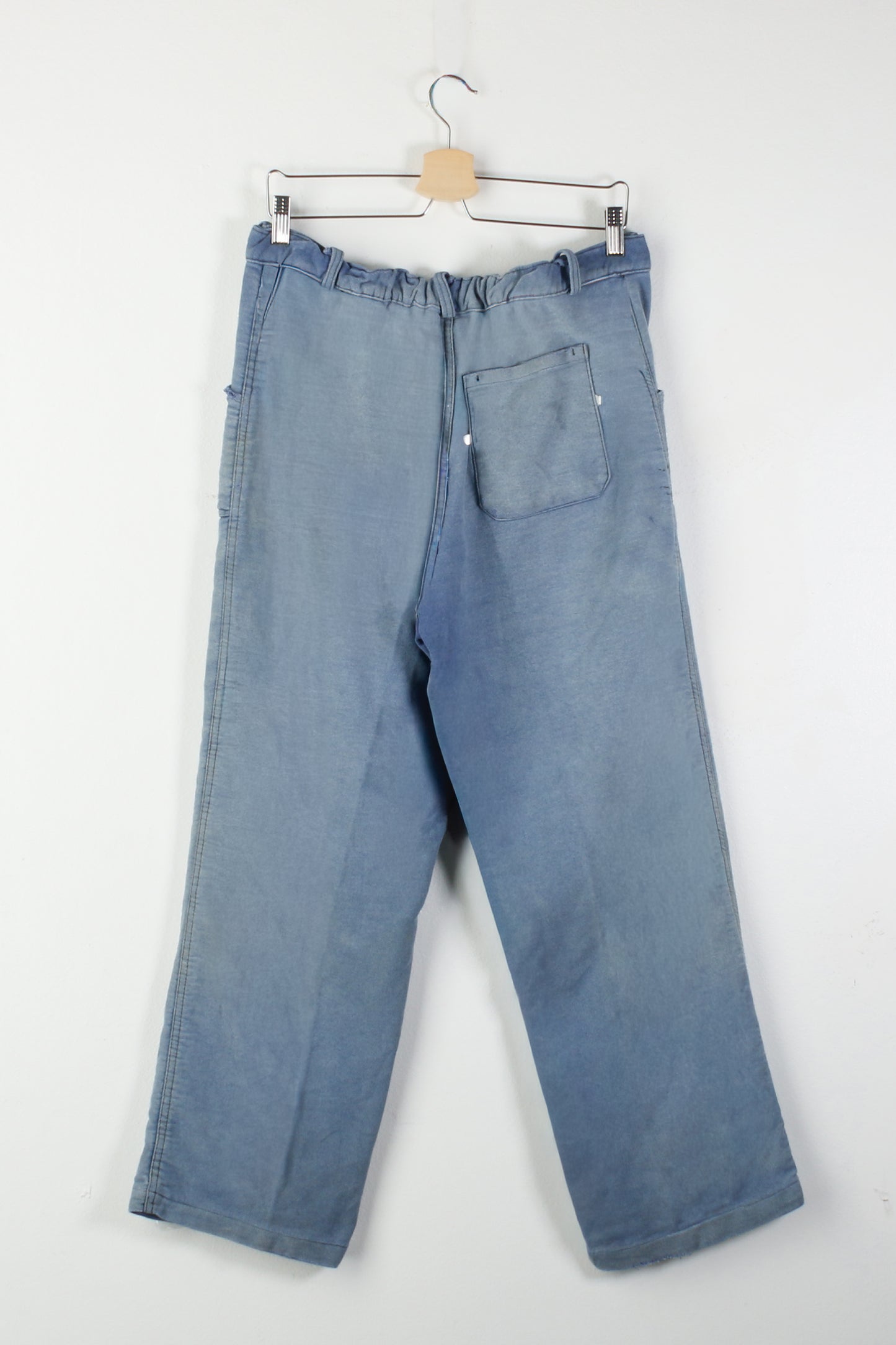Pantaloni da lavoro riparati con toppe