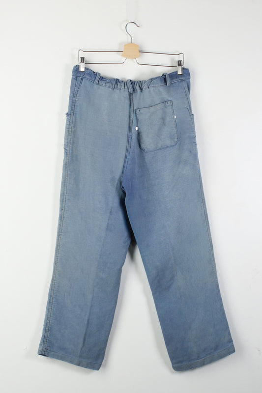 Pantaloni da lavoro riparati con toppe
