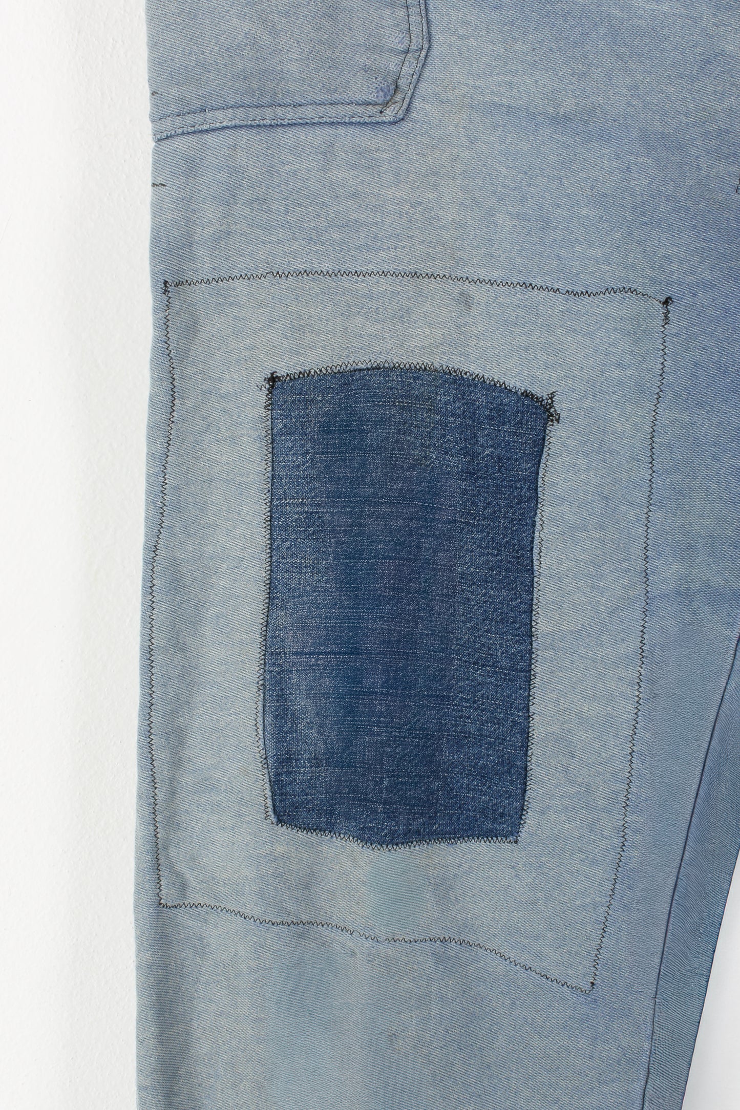 Pantaloni da lavoro riparati con toppe