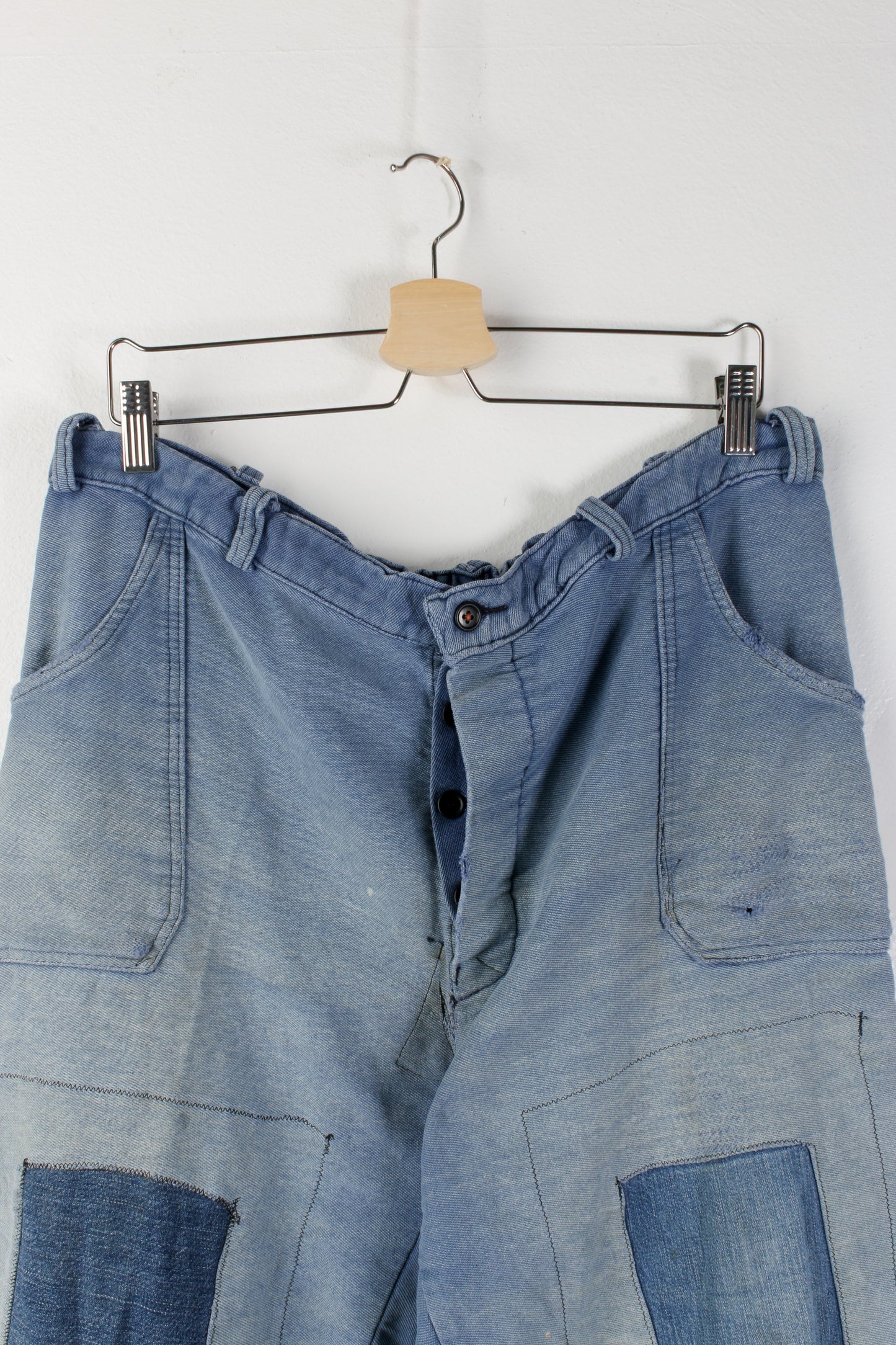 Pantaloni da lavoro riparati con toppe