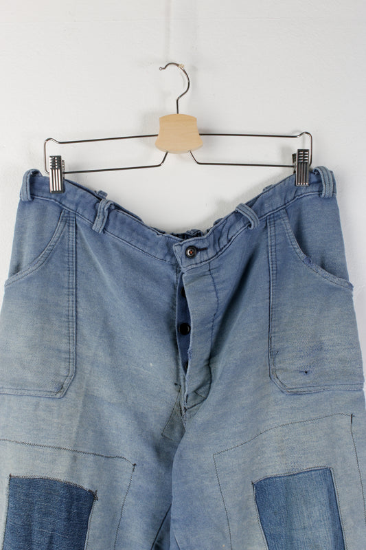 Pantaloni da lavoro riparati con toppe