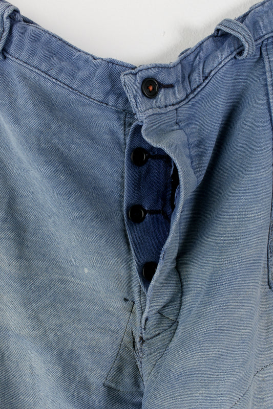 Pantaloni da lavoro riparati con toppe