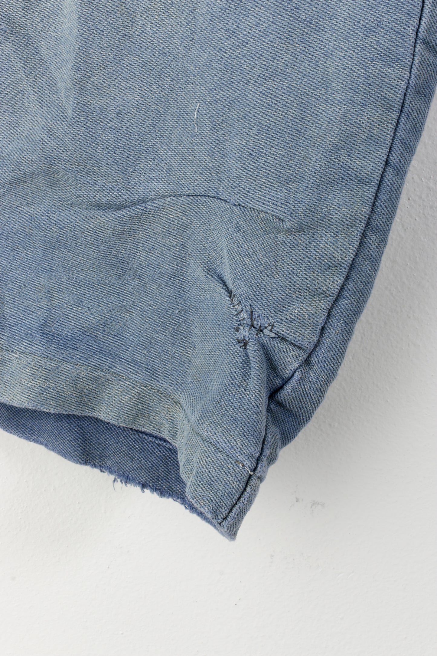 Pantaloni da lavoro riparati con toppe