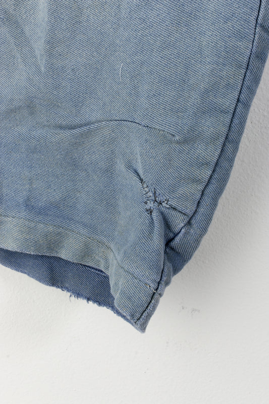 Pantaloni da lavoro riparati con toppe