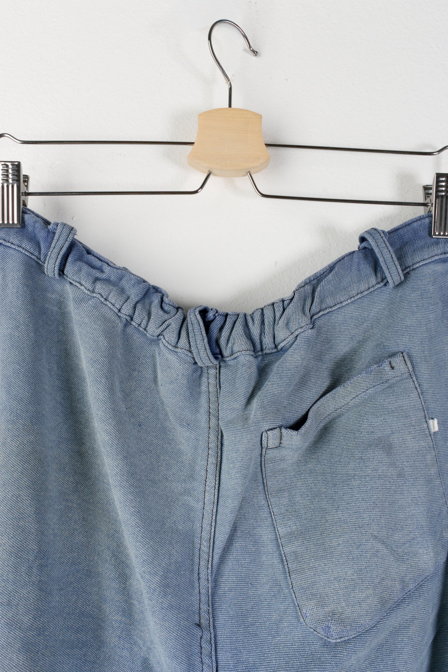 Pantaloni da lavoro riparati con toppe