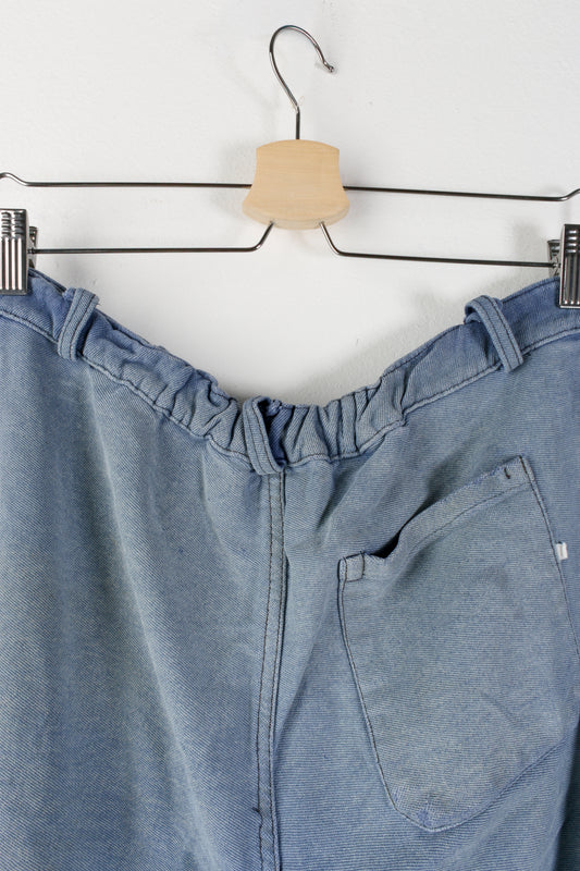 Pantaloni da lavoro riparati con toppe