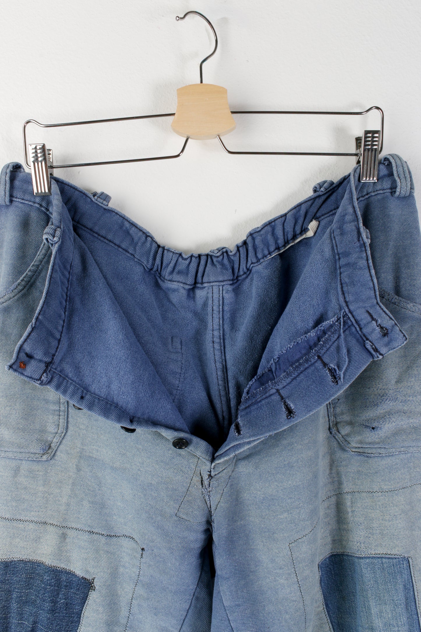 Pantaloni da lavoro riparati con toppe