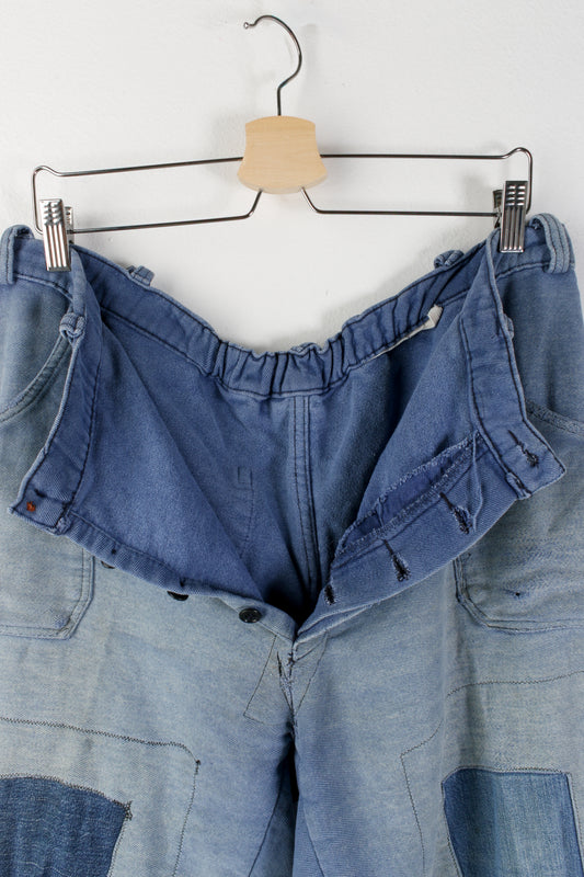 Pantaloni da lavoro riparati con toppe
