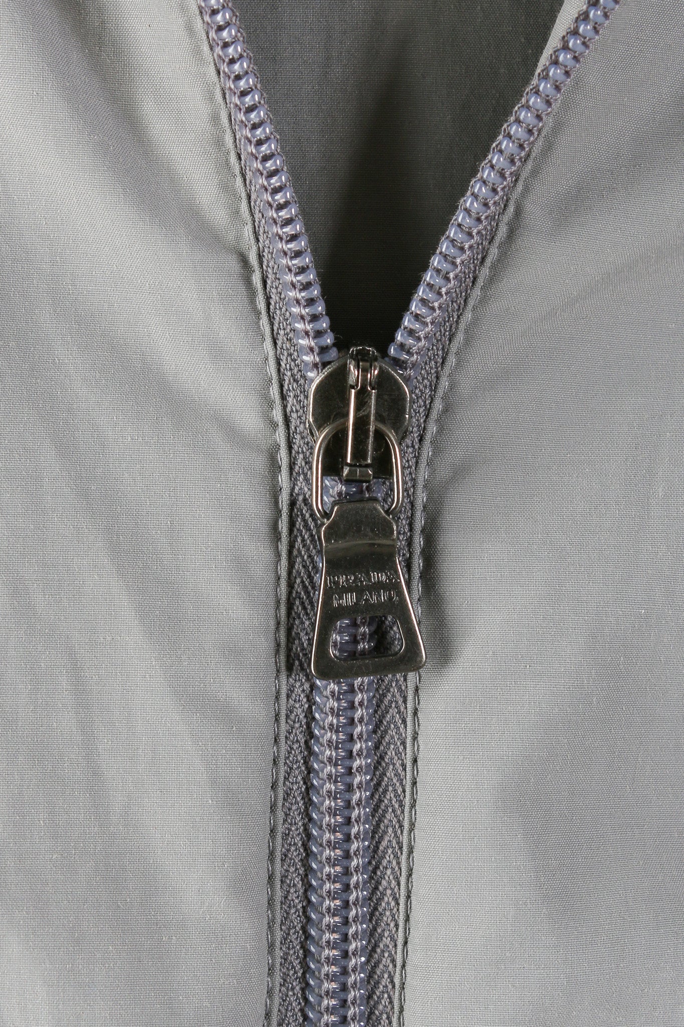 Piumino grigio Prada da donna